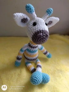 Amigurumi Girafinha Listrada - Artesanato e Personalizados