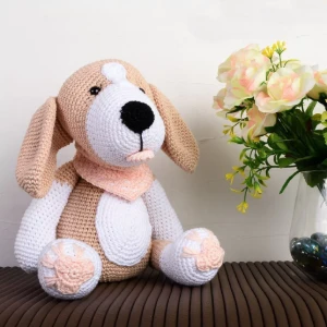 Cachorro Beagle lenço rosa em amigurumi - Artesanato e Personalizados