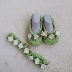 Kit Sapatinho Verde e Faixa com Flores