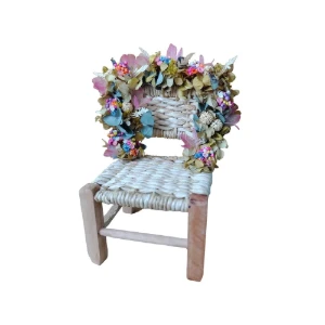 Cadeirinha decorada com flores desidratadas - Artesanato e Personalizados
