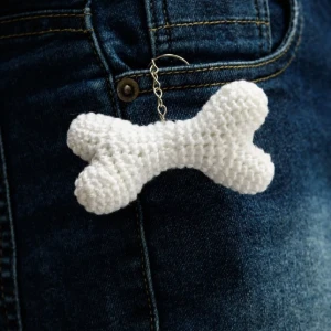 Chaveiro ossinho em amigurumi - Artesanato e Personalizados