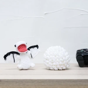 Ovo com filhote de Dragão branco em amigurumi - Artesanato e Personalizados