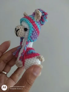 Chaveiro de crochê Lhama - Artesanato e Personalizados