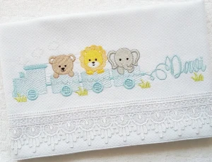 Kit Bebê com Toalha de Capuz, Toalha de Boca e Manta - Artesanato e Personalizados
