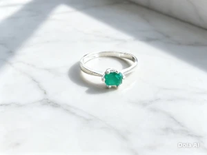 Anel feminino com esmeralda natural.