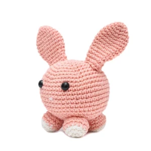 Coelho bola salmão em amigurumi - Artesanato e Personalizados