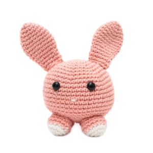 Coelho bola salmão em amigurumi - Artesanato e Personalizados
