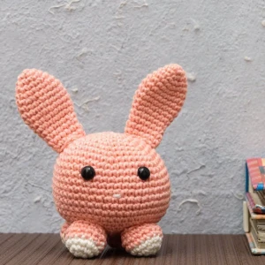 Coelho bola salmão em amigurumi - Artesanato e Personalizados