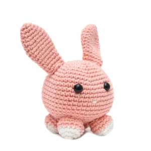 Coelho bola salmão em amigurumi - Artesanato e Personalizados
