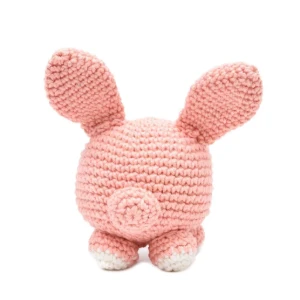 Coelho bola salmão em amigurumi - Artesanato e Personalizados