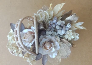 Mini Cesta picnic decorada com flores nude - Artesanato e Personalizados