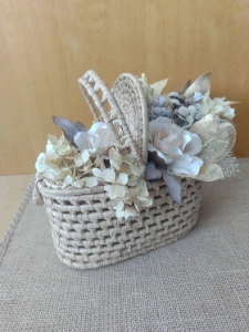 Mini Cesta picnic decorada com flores nude - Artesanato e Personalizados