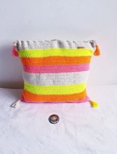 Capa de Almofada Dupla Face Neon em Crochê - Artesanato e Personalizados