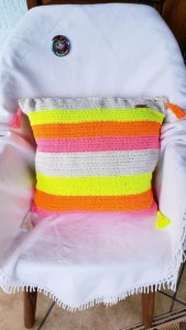 Capa de Almofada Dupla Face Neon em Crochê - Artesanato e Personalizados