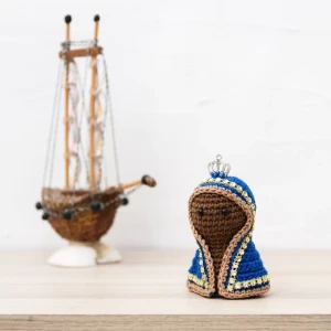 Mini Nossa Senhora Aparecida em amigurumi - Artesanato e Personalizados