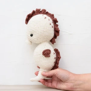 Cavalo-Marinho com Detalhe Marrom em Crochê Amigurumi - Artesanato e Personalizados