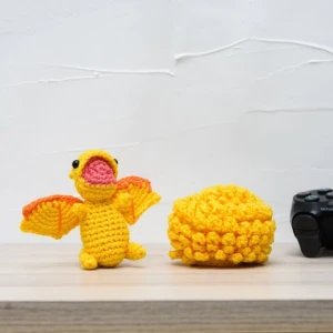 Ovo com filhote de Dragão amarelo em amigurumi - Artesanato e Personalizados