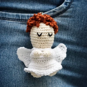 Anjo Branco de Cabelo Castanho em Amigurumi - Artesanato e Personalizados
