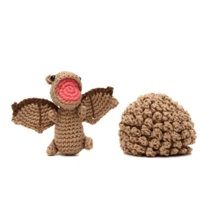Ovo com filhote de Dragão bege em amigurumi - Artesanato e Personalizados