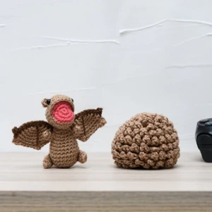 Ovo com filhote de Dragão bege em amigurumi - Artesanato e Personalizados