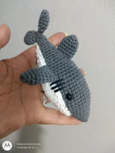 Mini Tubarão feito de crochê - Artesanato e Personalizados