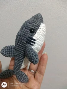Mini Tubarão feito de crochê - Artesanato e Personalizados