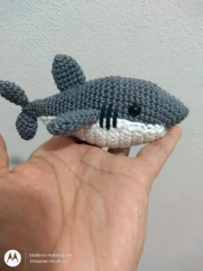 Mini Tubarão feito de crochê - Artesanato e Personalizados