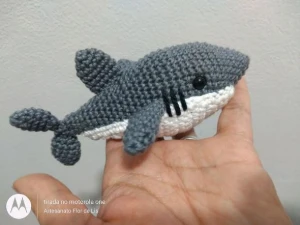 Mini Tubarão feito de crochê - Artesanato e Personalizados