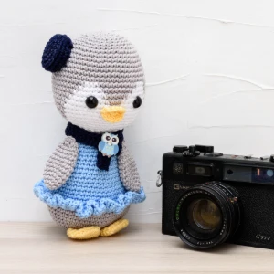 Pinguim com Vestido Azul e Boina Azul Marinho em Amigurumi - Artesanato e Personalizados