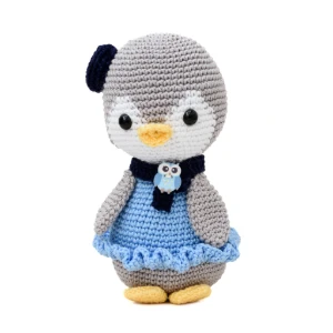 Pinguim com Vestido Azul e Boina Azul Marinho em Amigurumi - Artesanato e Personalizados