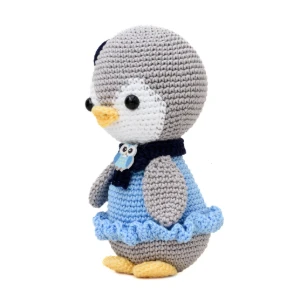 Pinguim com Vestido Azul e Boina Azul Marinho em Amigurumi - Artesanato e Personalizados