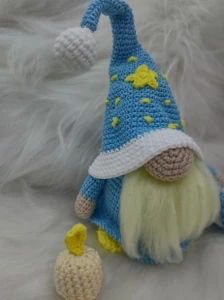 Gnomo Soneca em Crochê - Artesanato e Personalizados