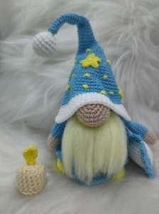Gnomo Soneca em Crochê - Artesanato e Personalizados