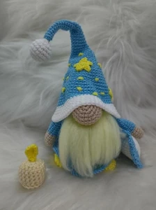 Gnomo Soneca em Crochê - Artesanato e Personalizados