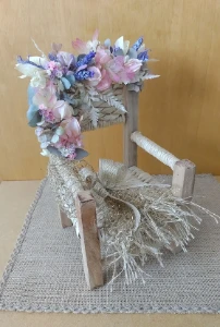 Poltrona de palha decorada (acompanha manta de juta) - Artesanato e Personalizados