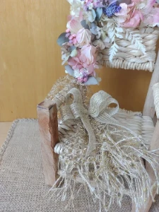 Poltrona de palha decorada (acompanha manta de juta) - Artesanato e Personalizados