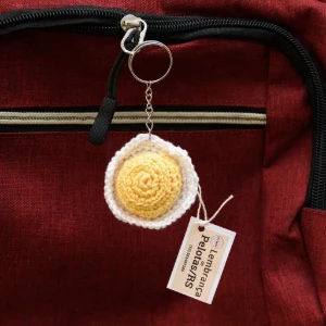 Chaveiro mini Quindim em amiguruimi - Artesanato e Personalizados