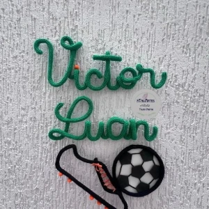 Porta Maternidade Nome Composto Chuteira e Bola em Tricotin - Artesanato e Personalizados