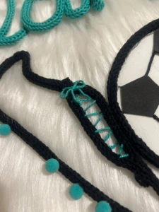 Porta Maternidade Nome Composto Chuteira e Bola em Tricotin - Artesanato e Personalizados