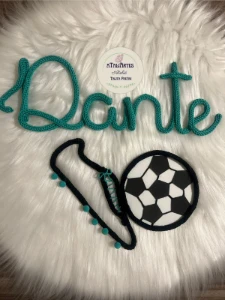 Porta Maternidade Nome Composto Chuteira e Bola em Tricotin - Artesanato e Personalizados