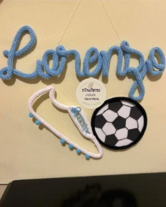 Porta Maternidade Nome Composto Chuteira e Bola em Tricotin - Artesanato e Personalizados