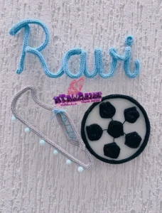 Porta Maternidade Nome Composto Chuteira e Bola em Tricotin - Artesanato e Personalizados