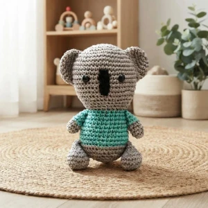 Coala de Camisa Verde em Amigurumi - Artesanato e Personalizados