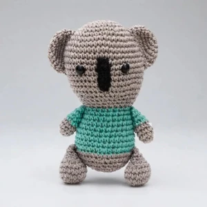 Coala de Camisa Verde em Amigurumi - Artesanato e Personalizados