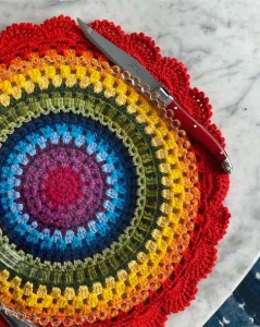 Sousplat Super Luxo Arco-íris em Crochê - Artesanato e Personalizados