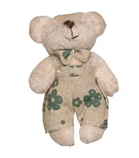 Ursinho Bege com Jardineira Florida Verde - Artesanato e Personalizados