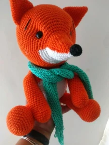Raposa Grande em Amigurumi - Artesanato e Personalizados