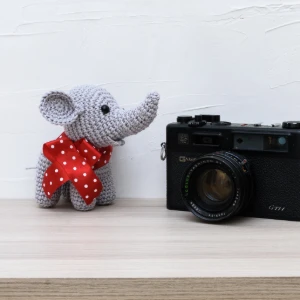 Elefante com Laço Vermelho em Amigurumi - Artesanato e Personalizados