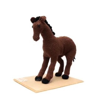 Cavalo marrom em amigurumi - Artesanato e Personalizados