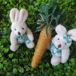 Casal de Mini Coelhinhos com cenoura de sisal - Artesanato e Personalizados
